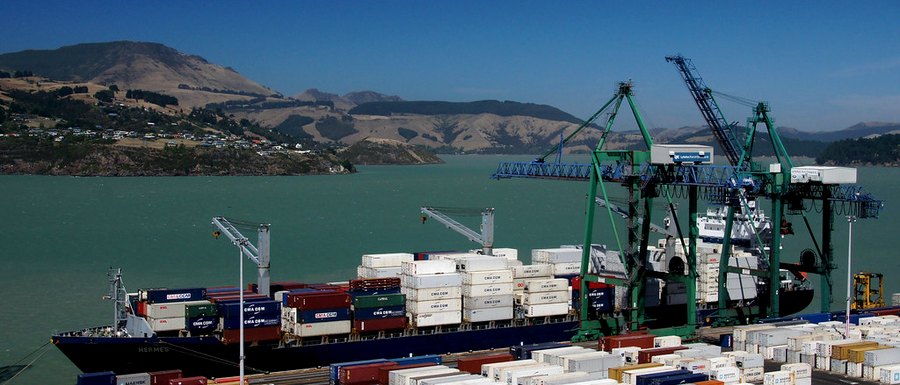 Abrir el resumen del informe de abril de 2025 (portacontenedores cargando en un puerto)